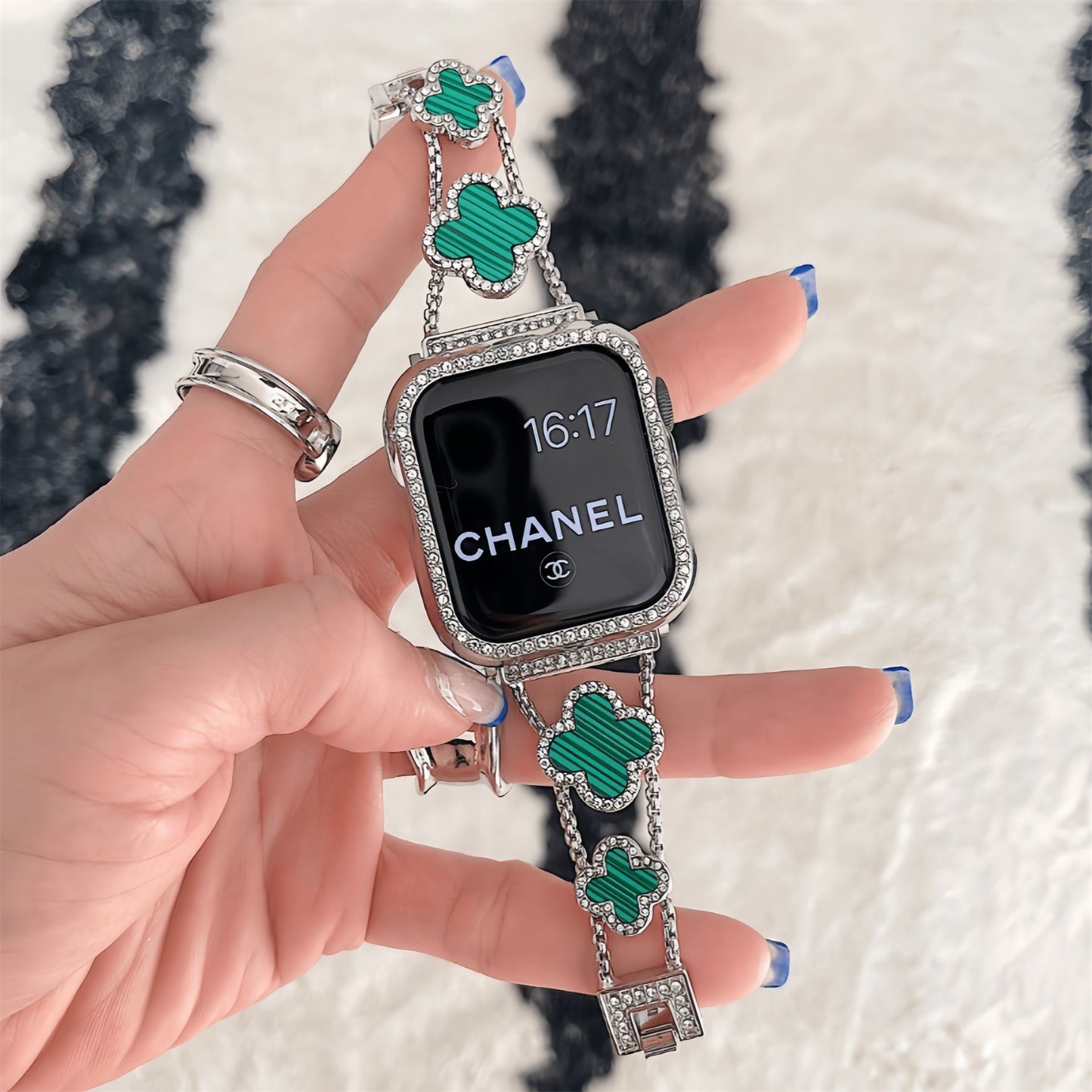 LoofFitU™ Clover Luxe Metal Band – Sparkle with Every Move