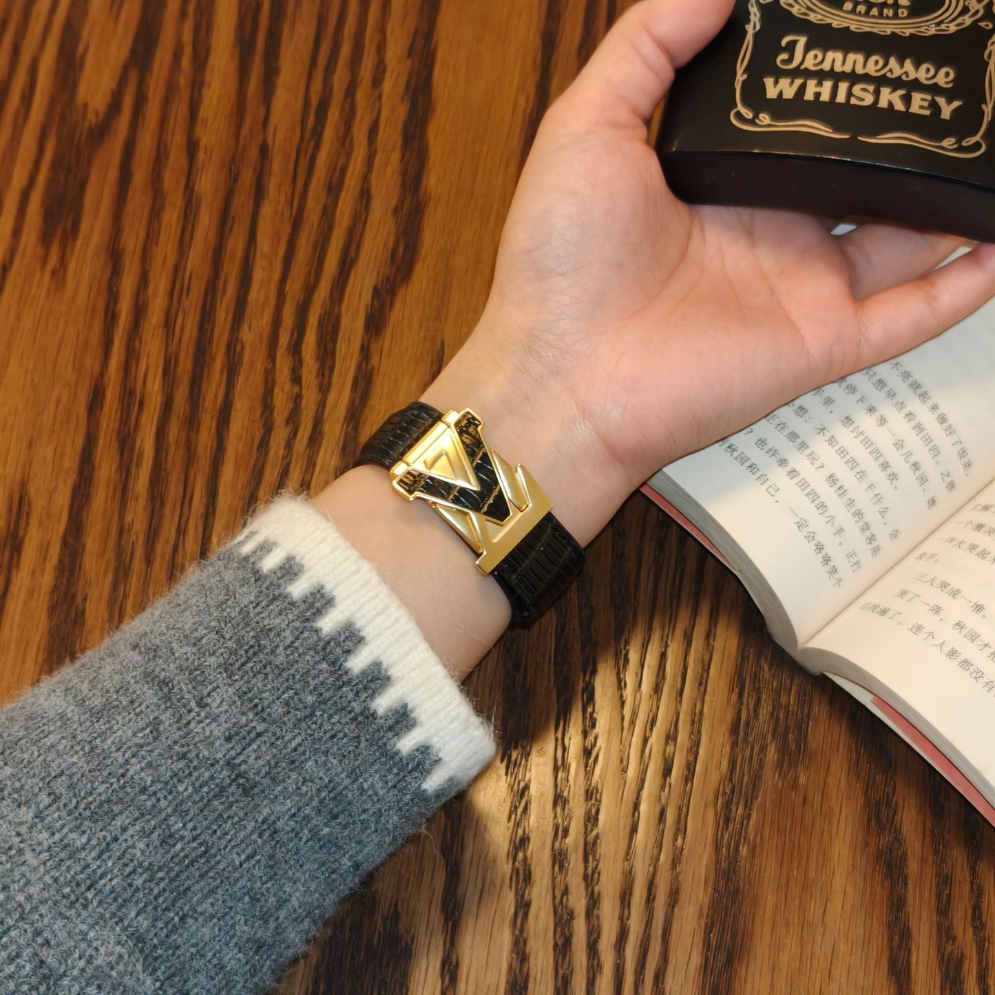 LoofFitU™ Luxuray V-BUCKLE Leather Strap