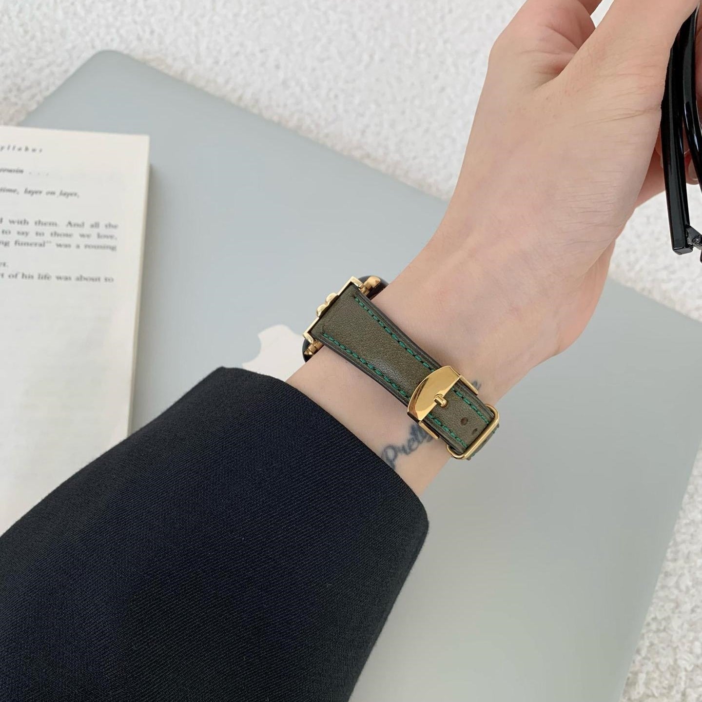 LoofFitU™ Retro Leather Metal Band – Vintage Elegance with a Modern Twist