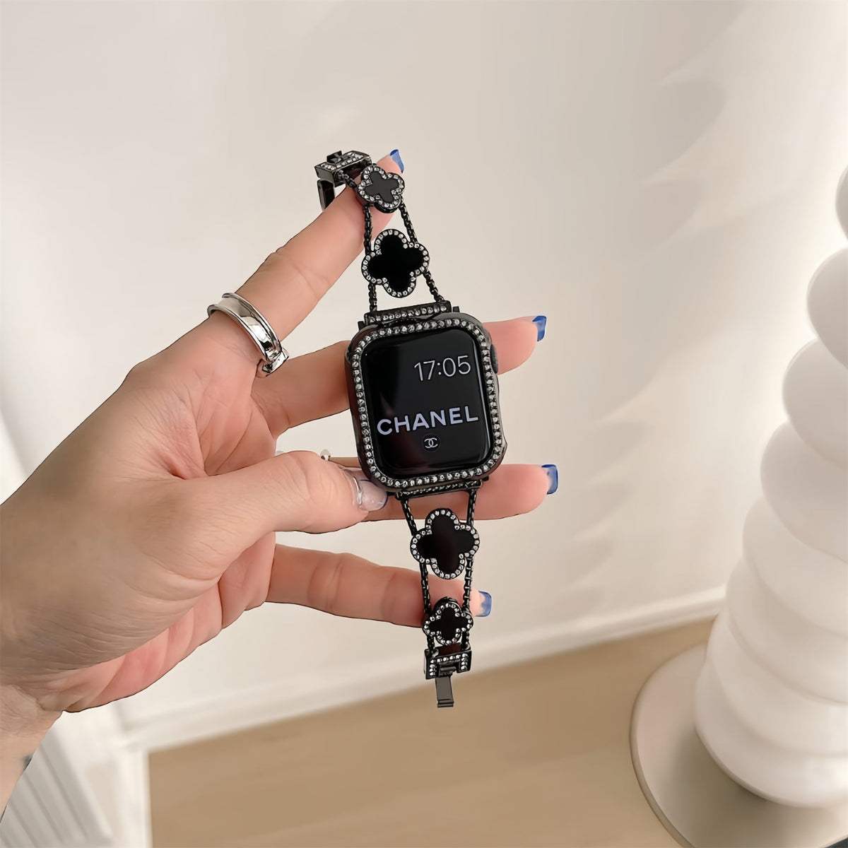 LoofFitU™ Clover Luxe Metal Band – Sparkle with Every Move